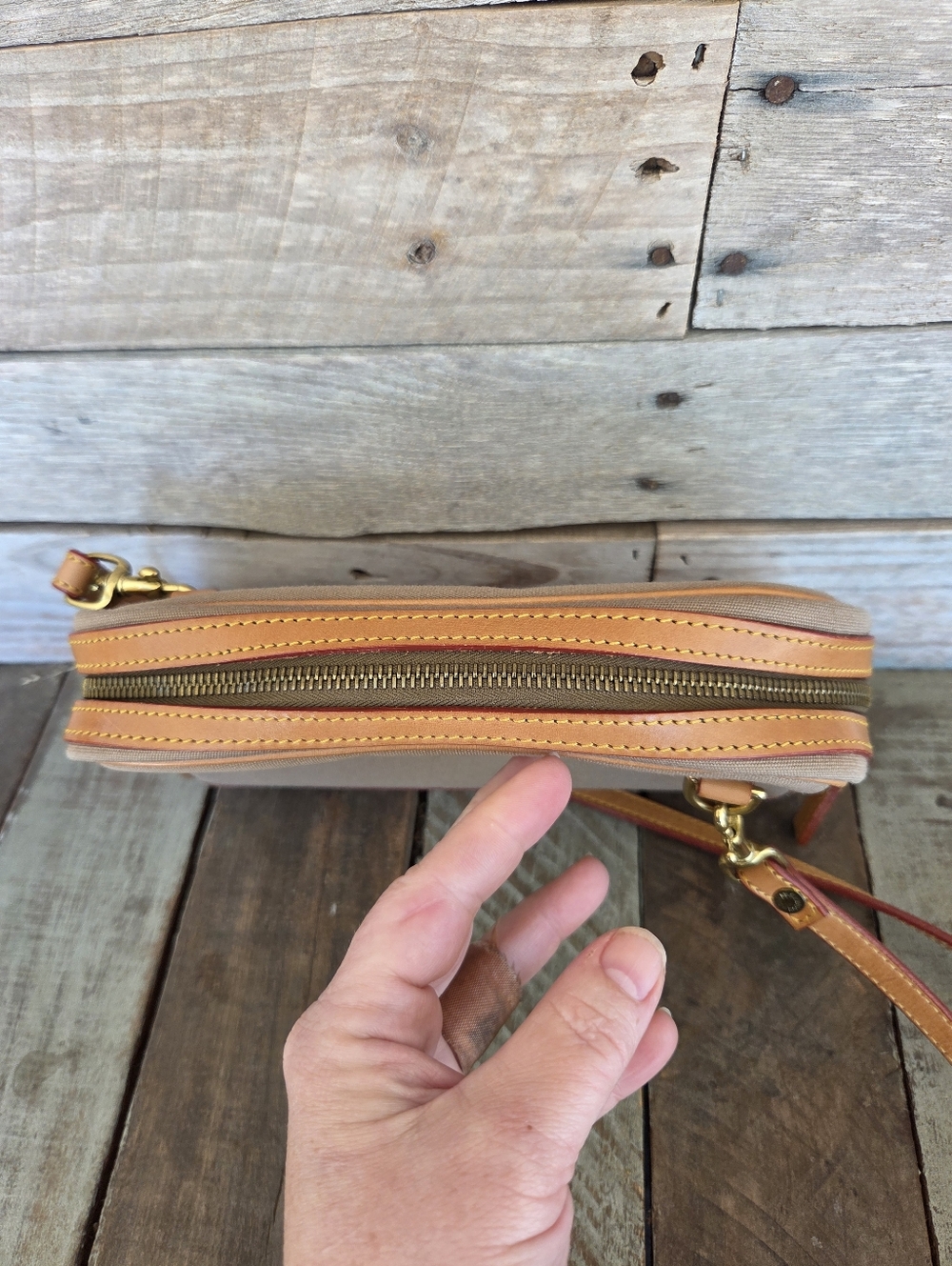 Dooney & Bourke Crossbody. - Picture 4 of 15